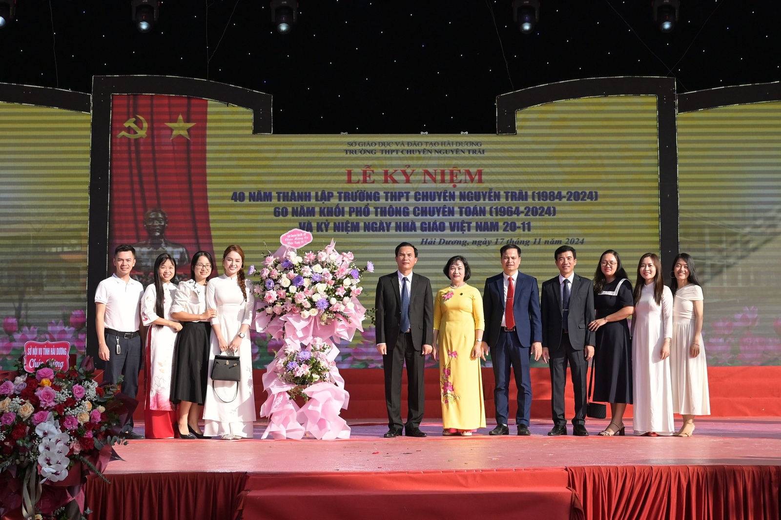 Nhấn để phóng to